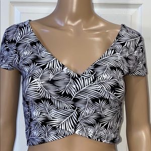 ❤️Charlotte Russe Black & White Crop Top